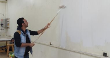 طلبة وطالبات الجرافيك بـ"الفنون الجميلة" بالأقصر يجملون قاعات ومراسم الكلية.. صور