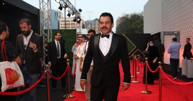 منذر رياحنة وصناع فيلم "الحارة" على السجادة الحمراء لمهرجان البحر الاحمر بالسعودية