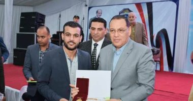 صوت من السماء.. أحمد صاحب حنجرة ذهبية يبدع فى الإنشاد الدينى والابتهالات.. فيديو