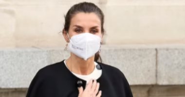 إطلالة أنيقة لملكة إسبانيا أثناء حضورها حدثًا أدبيًا في مدريد.. صور
