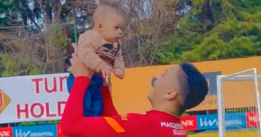 "من صغره هداف".. مصطفى محمد يدرب ابنه الرضيع على تسجيل الأهداف.. فيديو