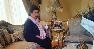 لما البيت كان منور بجد.. ابنة رجاء الجداوى تستعيد ذكرياتها بصورة والدتها بالمنزل