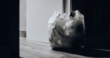 "ما تاخدش الزبالة وأنت نازل".. مطورة طاقة تحذر من 7 عادات تجلب الفقر