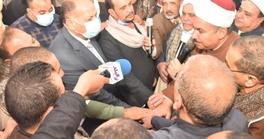 محافظ أسيوط يشهد إنهاء خصومة ثأرية بين عائلتين بساحل سليم بعد 10 سنوات.. صور