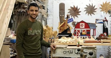إبراهيم علام يعيد تدوير الخشب المتهالك ويصنع تحفا خشبية تسر الناظرين.. صور