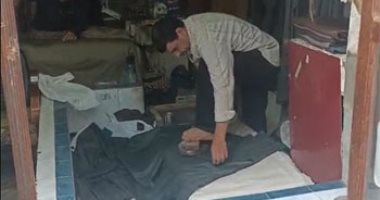 تخيل أن مكواة الرجل لسه موجودة؟!.. اعرف قصة أقدم محل فى الدقهلية عمره 80 سنة