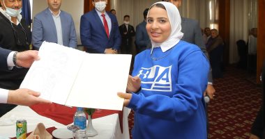 رحاب أبو الحجاج موهبة أقصرية من ذوى الهمم تحلم بالنجومية برسومات مبهرة.. تخرج بورتريهات مميزة للرئيس السيسى وشيخ الأزهر وتوت عنخ آمون..والدتها: رزقت منذ طفولتها بالصم وضعف السمع وكافحت معها لتحقق أحلامها بالرسم