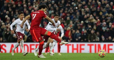محمد صلاح يقود ليفربول لفوز صعب على أستون فيلا فى غياب تريزيجيه.. فيديو