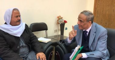 عميد وأساتذة جامعة العريش يكرمون مواطنا قضى 40 عاما يعلم الأطفال القراءة