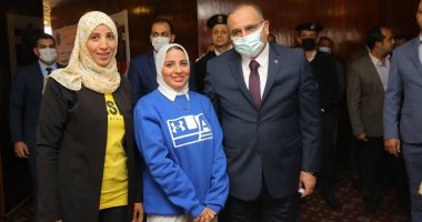 رحاب أبو الحجاج موهبة أقصرية من ذوى الهمم تحلم بالنجومية برسومات مبهرة