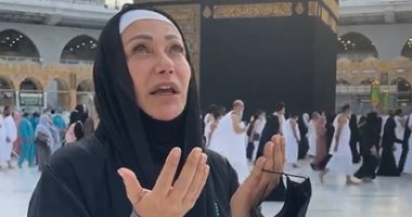خشوع ليلى علوى وهى تناجى الله أمام الكعبة المشرفة خلال أدائها العمرة