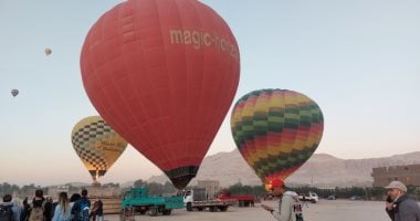 سماء الأقصر تشهد تحليق 19 رحلة بالون طائر تقل 460 سائحا بالبر الغربي.. صور