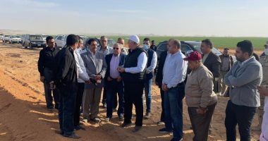 وزير الزراعة يتفقد مشروعات تنمية توشكى ويزور محطات البحوث والزراعة الآلية 