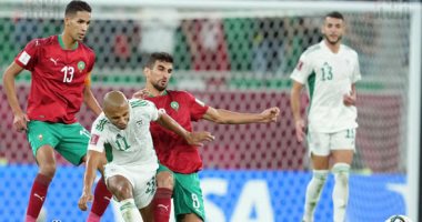 تحدى الإعاقة.. محمد يتغلب على إعاقته بصيانة التليفونات "فيديو"