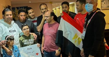 وائل جمعة يسلم مشجعا مصريا "تيشرت" زيزو .. صور