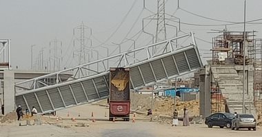 المعاينة تكشف ملابسات سقوط كوبري مشاة تحت الإنشاء اصطدمت به سيارة نقل بأكتوبر