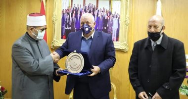 محافظ الوادى الجديد يبحث مشروع وقف النخيل مع مسئولى الجمعية الشرعية الرئيسية