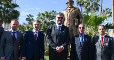 مدير المركز الثقافى الروسى ومحافظ الإسكندرية يفتتحان تمثال كاتب روسى أمام الاستاد