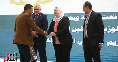 وزيرة التضامن تكرم المتعافين من الإدمان بالمناطق المطورة بديلة العشوائيات