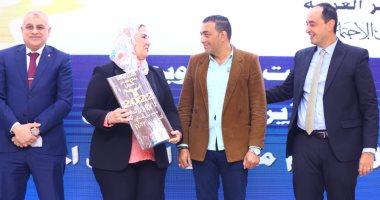 متعافو الإدمان يهدون وزيرة التضامن "نتيجة حائط" من تصميمهم.. صور