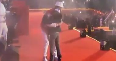 تامر حسنى يحتضن ابنته تاليا ويرقص معها ويقدمها للجمهور: سقفوا لبنتى