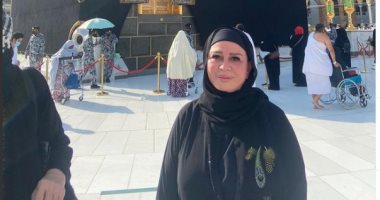 إلهام شاهين أمام الكعبة وتعلق: "أجمل عمرة فى حياتي وهتبقى لأمي"