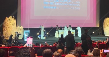 صناع فيلم "تمزُّق" يسجدون على المسرح بعد فوزه بمهرجان البحر الأحمر