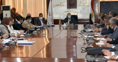 محافظ الأقصر يناقش ملفات ترخيص سيارات الكبود وحل أزمات السرفيس.. اعرف التفاصيل