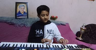 بيعزف بيلا تشاو وعمر خيرت وبنت الجيران ولقيت الطبطبة.. حكاية أصغر عازف في الأوبرا
