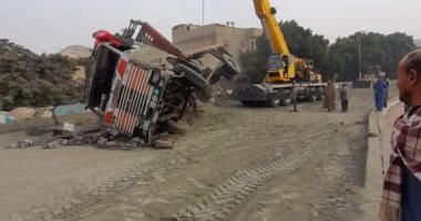 انقلاب سيارة محملة بالأسمنت على طريق الشرف بالمنيا دون خسائر فى الأرواح 