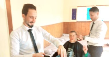 صور.. مبادرة لتصفيف الشعر والتجميل مجاناً للأطفال والأيتام بالمؤسسات الإيوائية