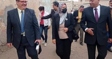 رئيس قطاع التعليم العام تتفقد أنشطة قرية متعلمة وحياة كريمة بالمنيا 