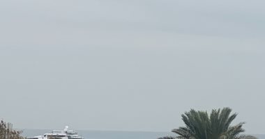 سماء الغردقة ملبدة بالغيوم واختفاء أشعة الشمس وهدوء حالة البحر.. لايف