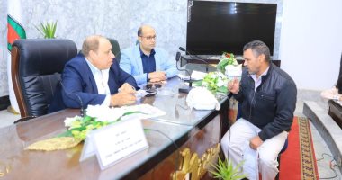محافظ سوهاج يلتقى 95 مواطنا لبحث مطالبهم وحل شكواهم .. صور