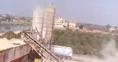 بيئة أمنة شعار الجمهورية الجديدة.. كيف واجهت الحكومة خلاطات الأسمنت فى قرية أبو العينين.. نائب المحافظ: نعمل على تنفيذ توجيهات الرئيس السيسى بكل دقة فيما يخص البيئة الأمنة.. وزارة البيئة: حملات تفتيشية مستمرة