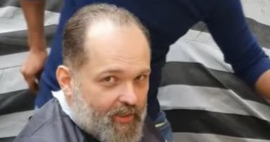 محمد محمود عبد العزيز بيحلق شعره فى الشارع .. اعرف السبب