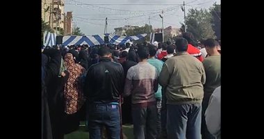 البلد كلها فى الجنازة.. أهالى بنى منصور بالشرقية يودعون "عريس الجنة".. محمد مات ليلة حنته.. هبوط حاد فى الدورة الدموية أودى بحياته فى لحظة.. أهله: لم نصدق أنه سيموت واعتقدنا أنه مجهد وسيكون بخير.. فيديو