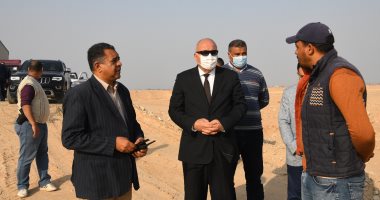 محافظ قنا يتابع أعمال تمهيد الطرق ورفع الأتربة بمدينة الأمل .. صور