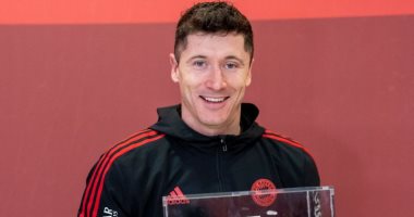 ليفاندوفسكي يتسلم جائزة اللاعب الذهبي كأفضل لاعب فى العالم