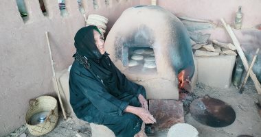 فيديو.. شاهد أحلى عيش شمسى على نار الحطب فى الطابونة الواحاتية