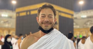 أحمد زاهر بملابس الإحرام أمام الكعبة المشرفة فى أحدث ظهور له.. صورة