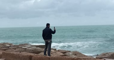 سيلفى ورياضة تحت المطر.. شاهد أجواء الفيضة الصغرى بالإسكندرية.. لايف