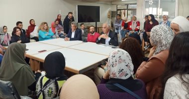 رئيس جمعية كليات الفنون الجميلة بالوطن العربى يقدم محاضرة حول تاريخ الفنون بالأقصر