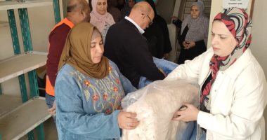 توزيع 500 بطانية للأسر الأولى بالرعاية بمحافظة الإسماعيلية.. صور