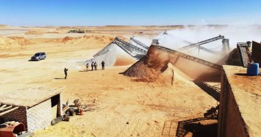 "الوادى الجديد" تودع 2021 بإنجاز تنموى فى قطاع الطرق.. اقتراب الانتهاء من تنفيذ أضخم شبكة طرق فى مصر بطول 1200 كيلو متر واعتماد 7 مليارات جنيه.. وازدواج الطرق الرئيسية.. وتعديل مسار الطريق الثعبانى بمنطقة النقب