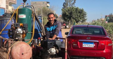 المصرى أبو الاختراع.. شاب بالمنصورة يحول التروسيكل لمغسلة سيارات وسجاد