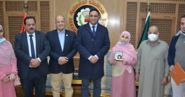 محافظ الدقهلية يكرم طالبة قامت بتسميع القرآن الكريم كاملا في جلسة واحدة استمرت 10 ساعات