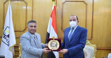 رئيس جامعة بنى سويف يوقع مذكرة تفاهم مع جامعة صبراتة الليبية بمجال البحث العلمى
