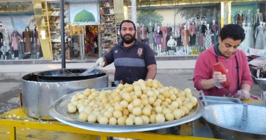 "أحلى واحد يحلى بوقك".. "محمد" بيحضر ماجستير وبينصع زلابية بالنوتيلا ببنها.. لايف