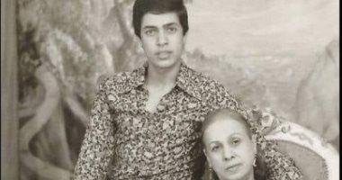 قصة صورة أبيض وأسود.. حكيم يجلس بجانب والدته فى شبابه 